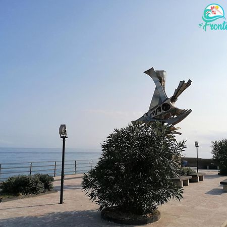 Casa Fronte Mare Villa Santa Teresa Di Riva Bagian luar foto